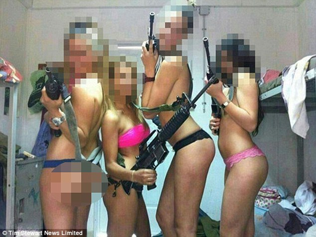 مجندات إسرائيليات يستعرضن مفاتن أجسادهن على فايسبوك